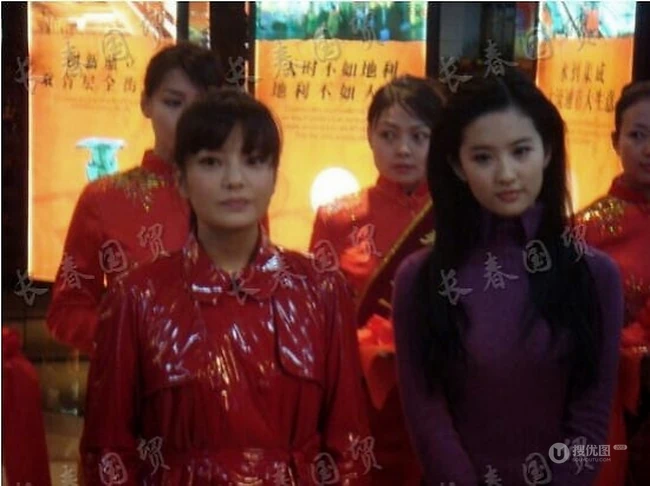 美人时光机-12年前的赵薇刘亦菲参加活动同框青涩旧照