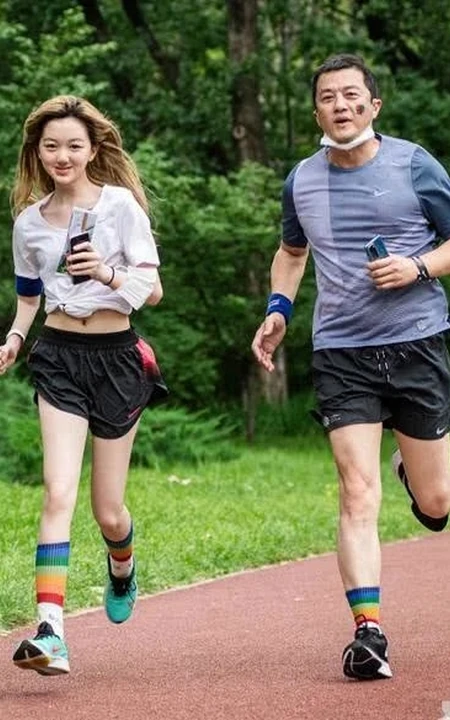 李亚鹏与14岁女儿李嫣路上奔跑图片，父女同框十分温馨