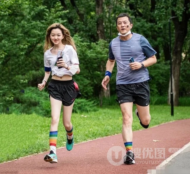 李亚鹏与14岁女儿李嫣路上奔跑图片，父女同框十分温馨