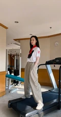 倪妮微博晒过&ldquo;六一&rdquo;戴红领巾和一群大儿童聚会图片