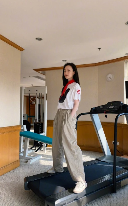 倪妮微博晒过&ldquo;六一&rdquo;戴红领巾和一群大儿童聚会图片