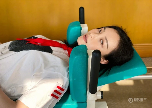 倪妮微博晒过&ldquo;六一&rdquo;戴红领巾和一群大儿童聚会图片