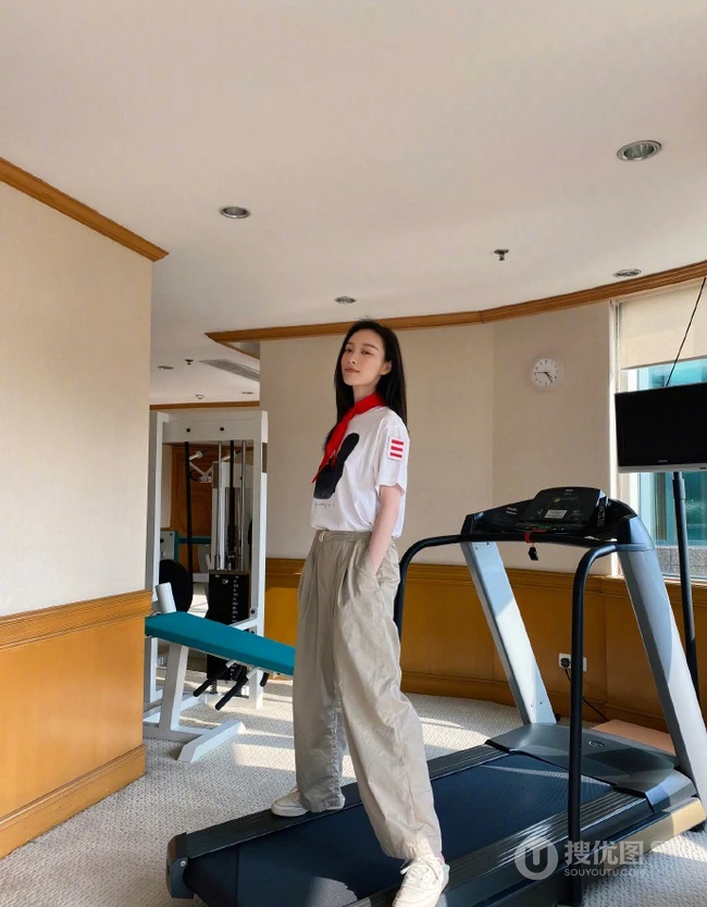 倪妮微博晒过&ldquo;六一&rdquo;戴红领巾和一群大儿童聚会图片
