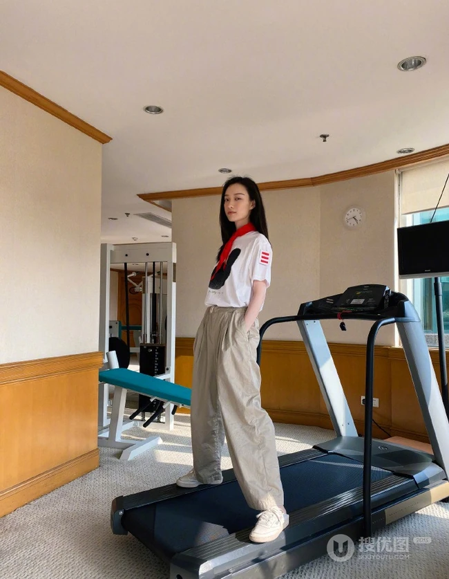 倪妮微博晒过&ldquo;六一&rdquo;戴红领巾和一群大儿童聚会图片