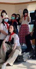 倪妮微博晒过&ldquo;六一&rdquo;戴红领巾和一群大儿童聚会图片