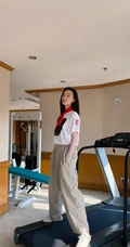 倪妮微博晒过&ldquo;六一&rdquo;戴红领巾和一群大儿童聚会图片