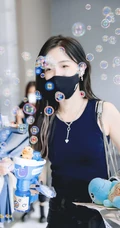 吴宣仪背心黑皮裤搭配酷美街拍图片