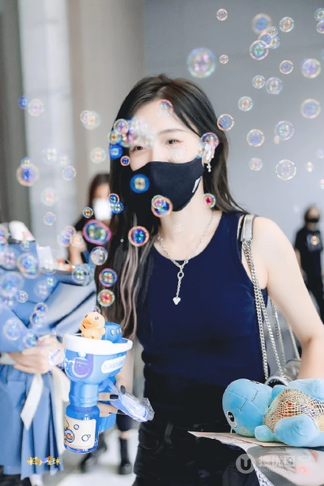 吴宣仪背心黑皮裤搭配酷美街拍图片
