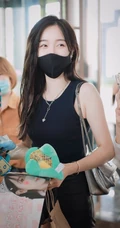 吴宣仪背心黑皮裤搭配酷美街拍图片