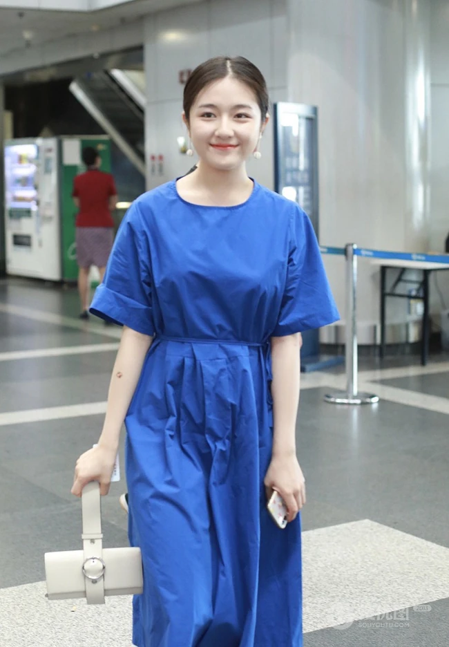 李兰迪变成微胖圆脸气质女生可爱街拍图片