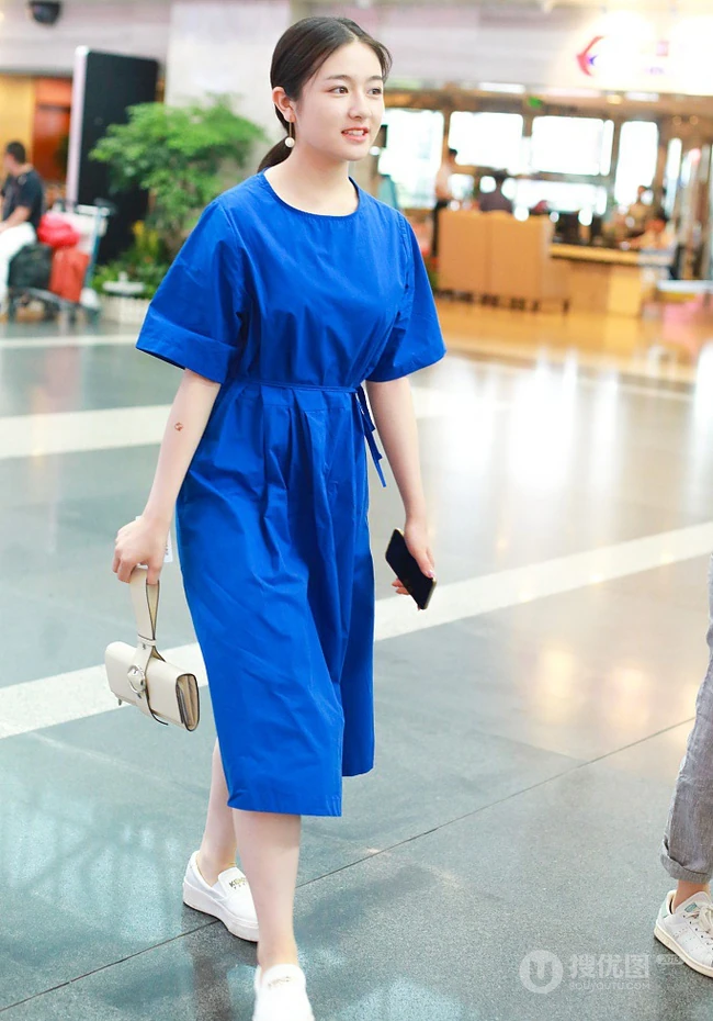 李兰迪变成微胖圆脸气质女生可爱街拍图片