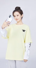 郑合惠子丸子头发型拿手机自拍照片