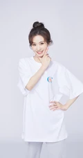 郑合惠子丸子头发型拿手机自拍照片