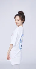 郑合惠子丸子头发型拿手机自拍照片