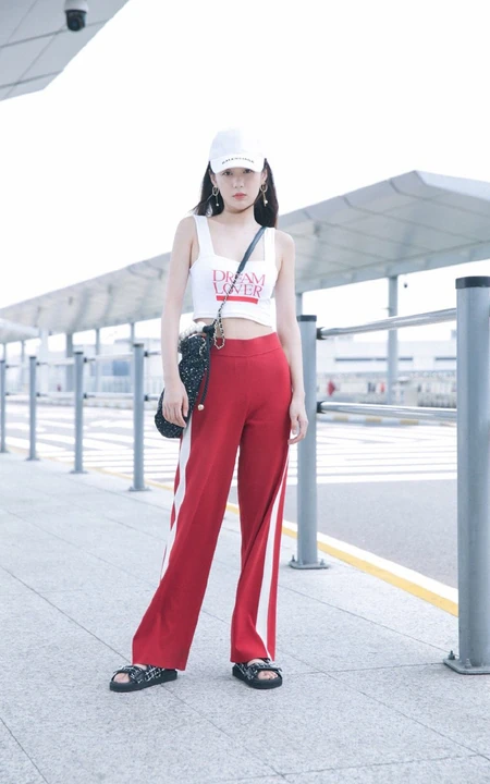 郑合惠子运动背心长裤街拍写真图片