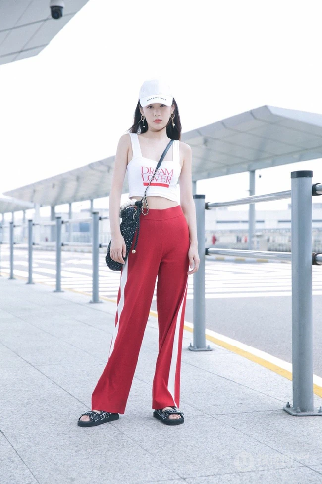 郑合惠子运动背心长裤街拍写真图片