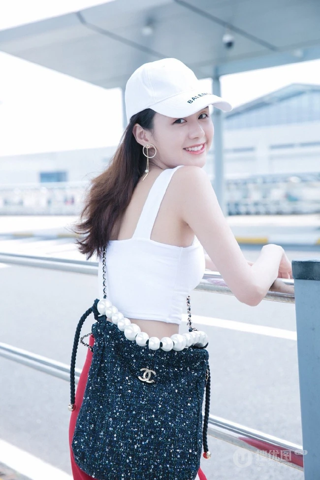 郑合惠子运动背心长裤街拍写真图片