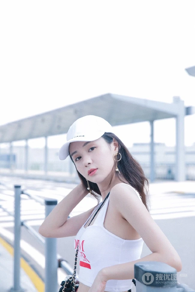 郑合惠子运动背心长裤街拍写真图片