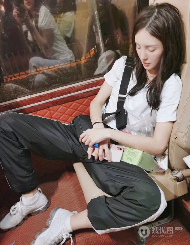 金晨晒九宫格并表达自己心情的图片，太累直接车上睡着了