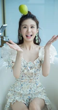 郑合惠子碎花蕾丝白裙坐在浴缸里可爱图片