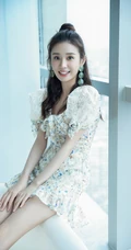 郑合惠子碎花蕾丝白裙坐在浴缸里可爱图片