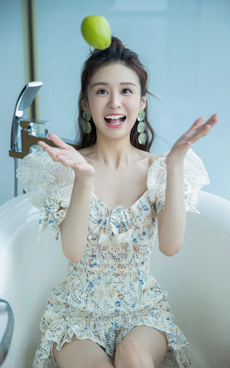 郑合惠子碎花蕾丝白裙坐在浴缸里可爱图片