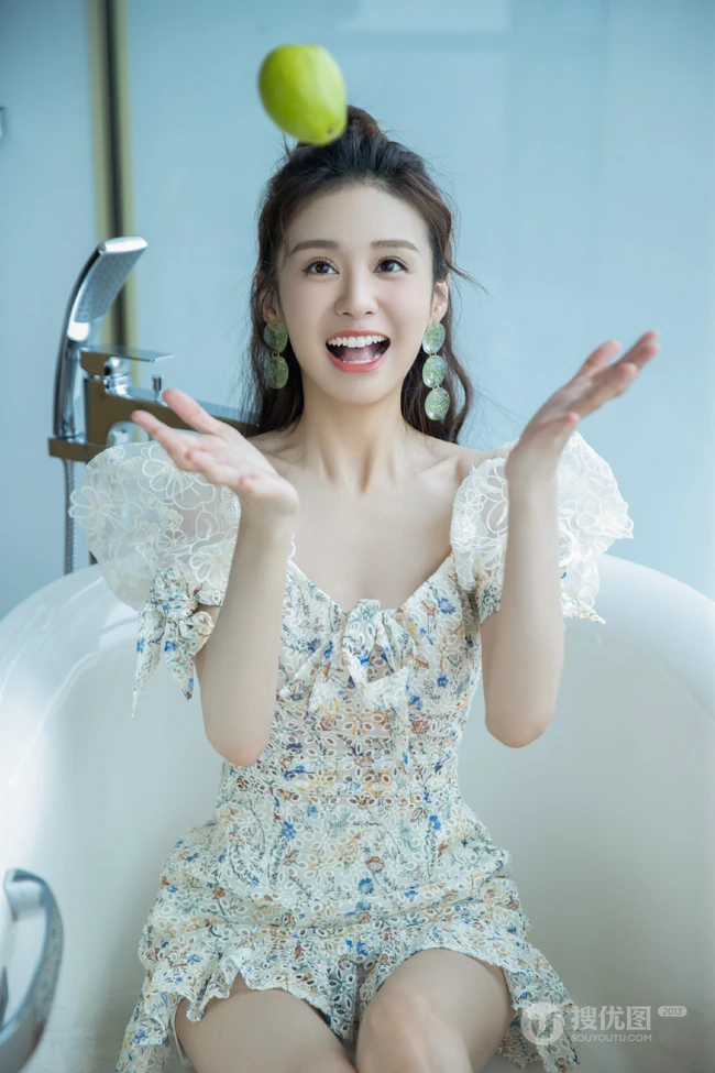 郑合惠子碎花蕾丝白裙坐在浴缸里可爱图片