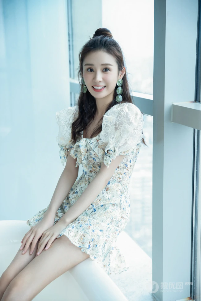郑合惠子碎花蕾丝白裙坐在浴缸里可爱图片