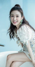 郑合惠子碎花蕾丝白裙坐在浴缸里可爱图片