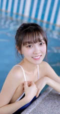 甜美白皙丸子头女生着气质蓝色肩带死库水泳池玩水清透写真图片