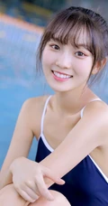 甜美白皙丸子头女生着气质蓝色肩带死库水泳池玩水清透写真图片