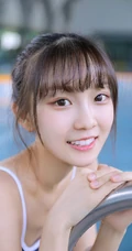 甜美白皙丸子头女生着气质蓝色肩带死库水泳池玩水清透写真图片
