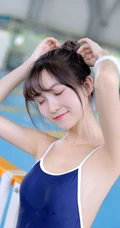 甜美白皙丸子头女生着气质蓝色肩带死库水泳池玩水清透写真图片