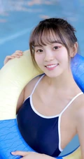 甜美白皙丸子头女生着气质蓝色肩带死库水泳池玩水清透写真图片