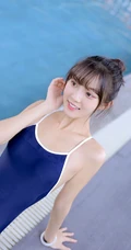 甜美白皙丸子头女生着气质蓝色肩带死库水泳池玩水清透写真图片