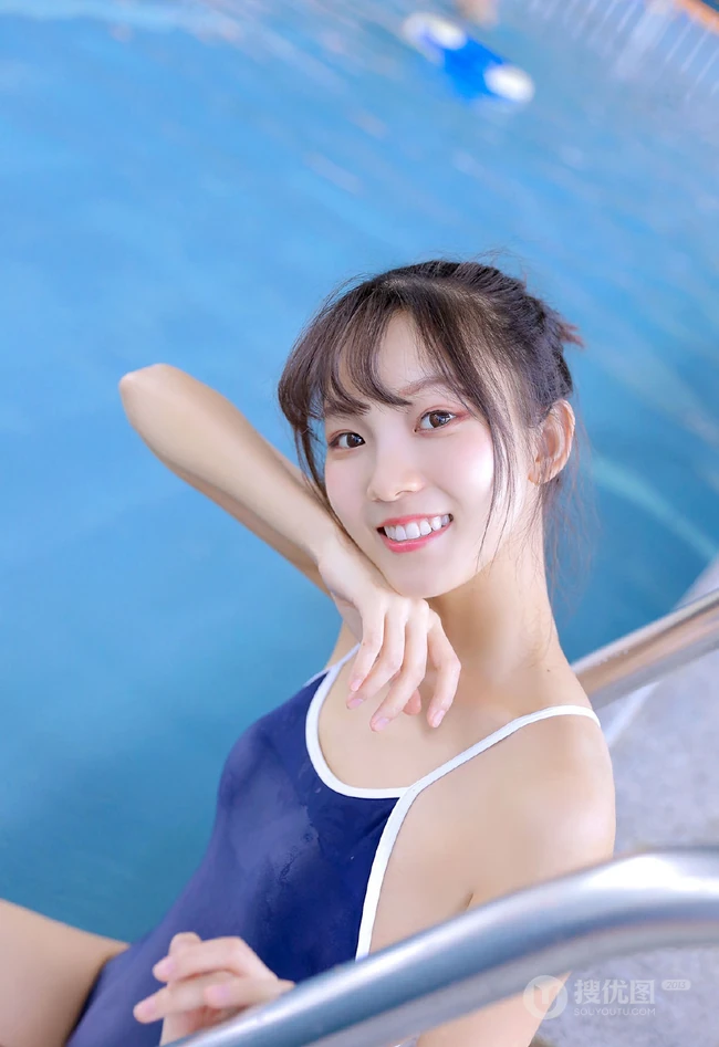 甜美白皙丸子头女生着气质蓝色肩带死库水泳池玩水清透写真图片