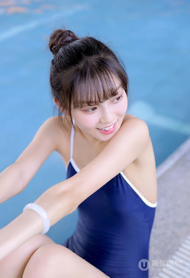 甜美白皙丸子头女生着气质蓝色肩带死库水泳池玩水清透写真图片