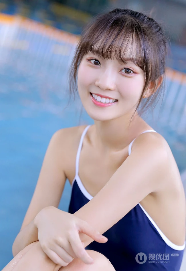 甜美白皙丸子头女生着气质蓝色肩带死库水泳池玩水清透写真图片