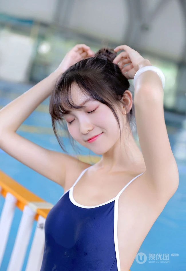 甜美白皙丸子头女生着气质蓝色肩带死库水泳池玩水清透写真图片