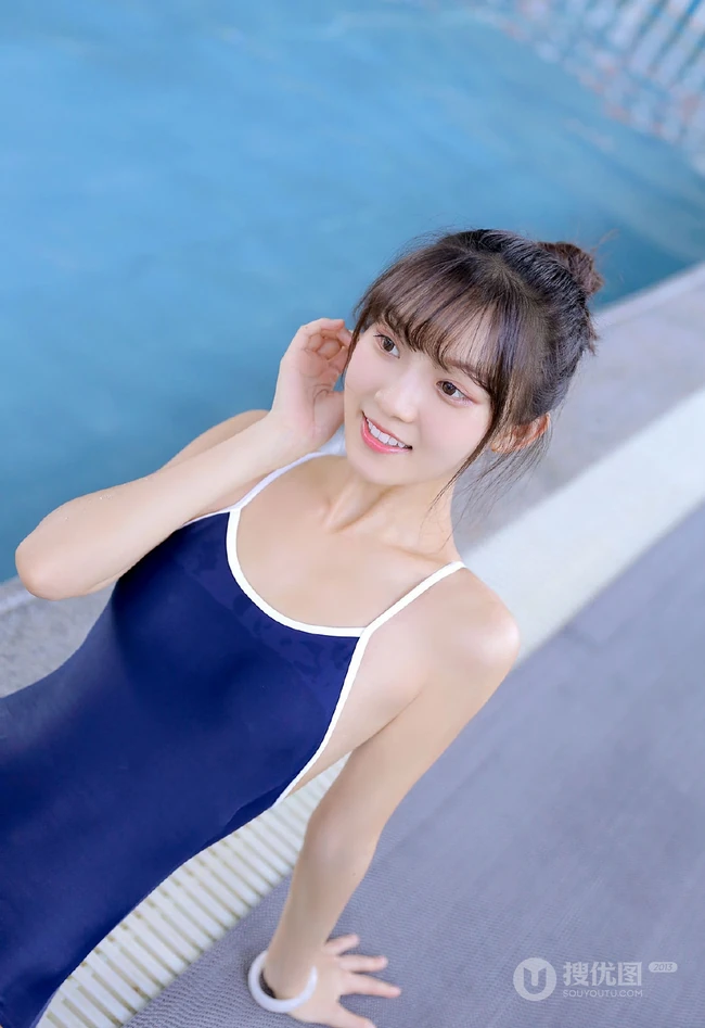 甜美白皙丸子头女生着气质蓝色肩带死库水泳池玩水清透写真图片