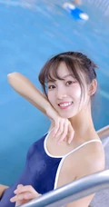 甜美白皙丸子头女生着气质蓝色肩带死库水泳池玩水清透写真图片