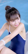 甜美白皙丸子头女生着气质蓝色肩带死库水泳池玩水清透写真图片