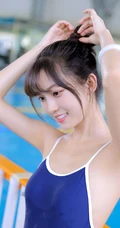 甜美白皙丸子头女生着气质蓝色肩带死库水泳池玩水清透写真图片