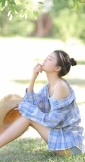 户外草坪里玩水龙头的可爱女生，背心短裤加格子衬衫全湿透，清凉无比