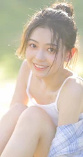 户外草坪里玩水龙头的可爱女生，背心短裤加格子衬衫全湿透，清凉无比