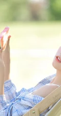 户外草坪里玩水龙头的可爱女生，背心短裤加格子衬衫全湿透，清凉无比