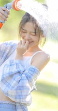 户外草坪里玩水龙头的可爱女生，背心短裤加格子衬衫全湿透，清凉无比