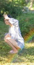 户外草坪里玩水龙头的可爱女生，背心短裤加格子衬衫全湿透，清凉无比