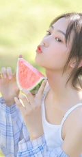户外草坪里玩水龙头的可爱女生，背心短裤加格子衬衫全湿透，清凉无比