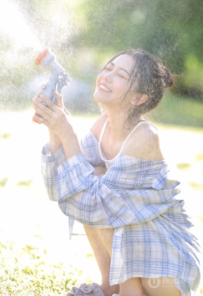 户外草坪里玩水龙头的可爱女生，背心短裤加格子衬衫全湿透，清凉无比